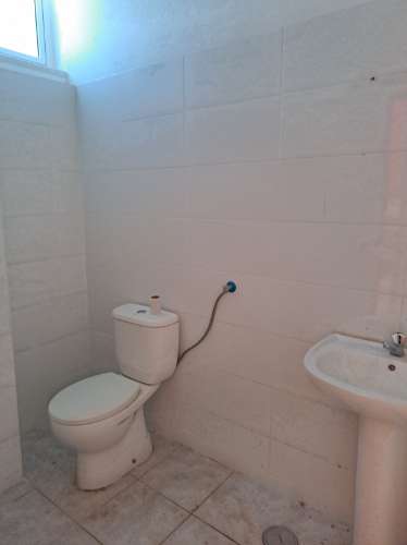 Loja com boas montras e terraço