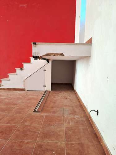 Loja com boas montras e terraço