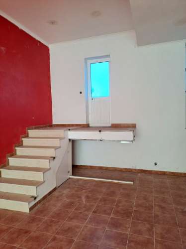 Loja com boas montras e terraço