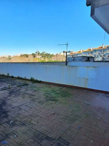 Loja com boas montras e terraço