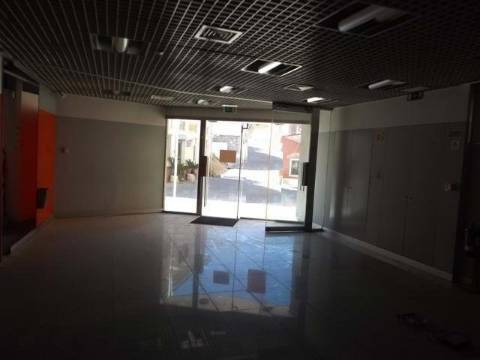 Loja de rés-do-chão e cave