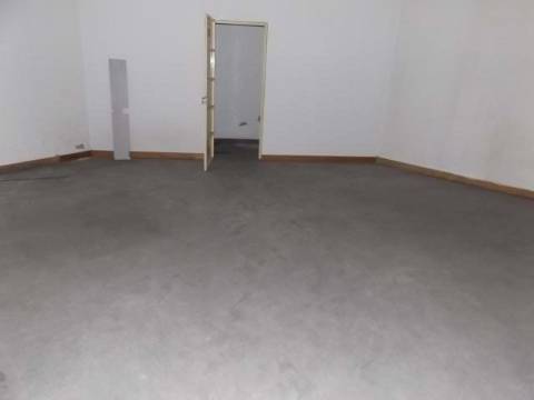 Loja de rés-do-chão e cave