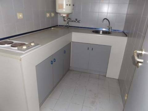 Loja de rés-do-chão e cave