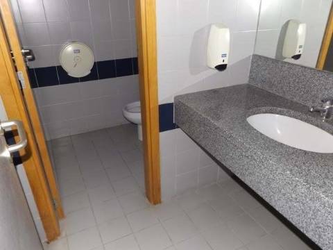 Loja de rés-do-chão e cave