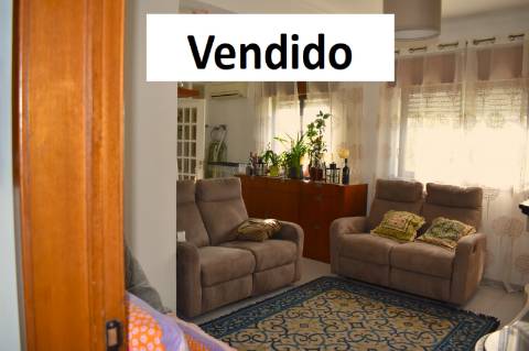 Apartamento T4 transformado em T3 com garagem