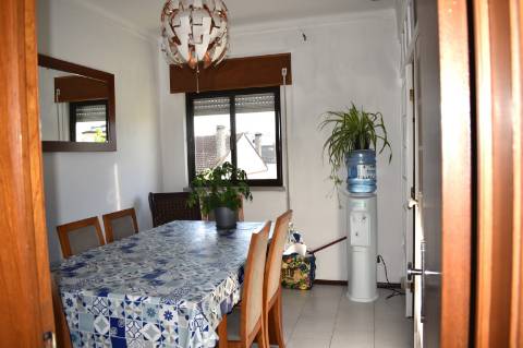 Apartamento T4 transformado em T3 com garagem