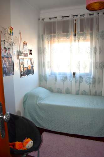 Apartamento T4 transformado em T3 com garagem