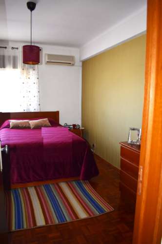 Apartamento T4 transformado em T3 com garagem