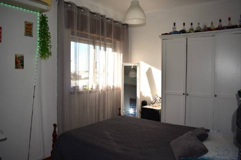 Apartamento T4 transformado em T3 com garagem