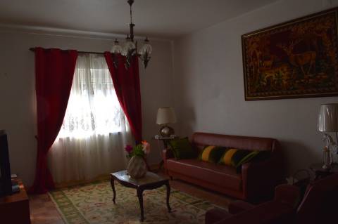 Apartamento T4, com terraço a 10 minutos da praia