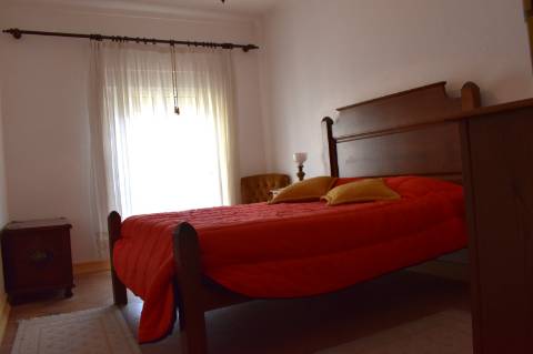 Apartamento T4, com terraço a 10 minutos da praia