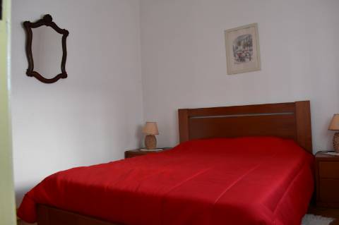 Apartamento T4, com terraço a 10 minutos da praia