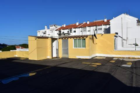 Apartamento T4, com terraço a 10 minutos da praia