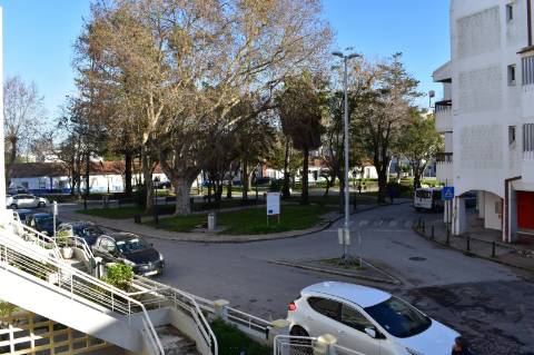 Apartamento T4, com terraço a 10 minutos da praia