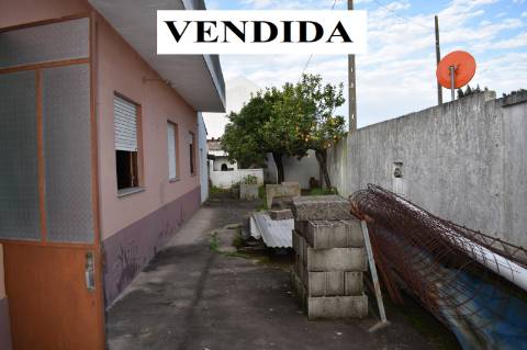 Moradia rés-do-chão T2, com quintal para recuperar.