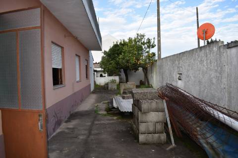 Moradia rés-do-chão T2, com quintal para recuperar.