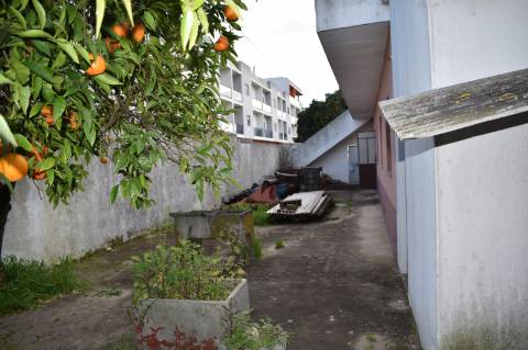 Moradia rés-do-chão T2, com quintal para recuperar.