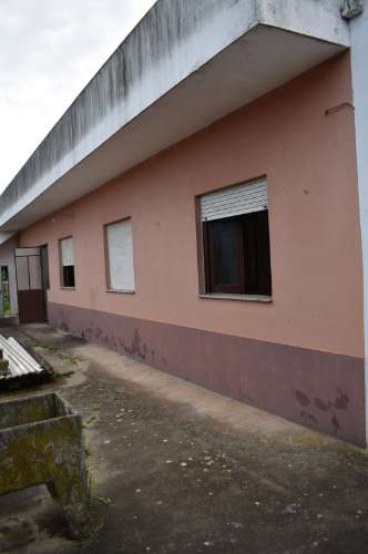 Moradia rés-do-chão T2, com quintal para recuperar.