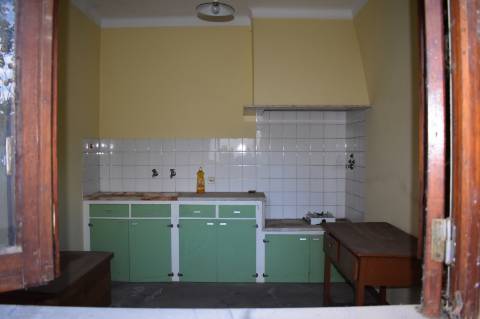 Moradia rés-do-chão T2, com quintal para recuperar.