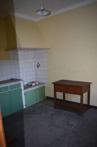 Moradia rés-do-chão T2, com quintal para recuperar.