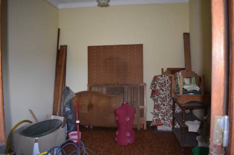 Moradia rés-do-chão T2, com quintal para recuperar.