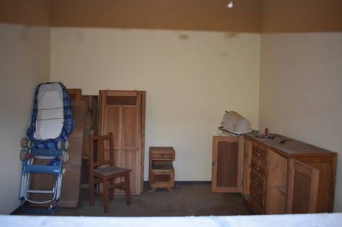 Moradia rés-do-chão T2, com quintal para recuperar.