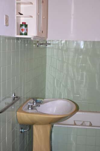 Moradia rés-do-chão T2, com quintal para recuperar.