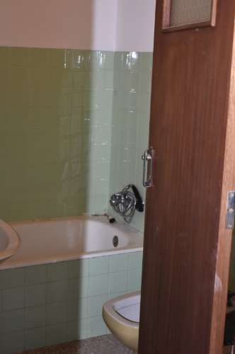 Moradia rés-do-chão T2, com quintal para recuperar.