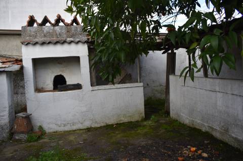 Moradia rés-do-chão T2, com quintal para recuperar.