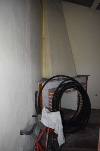 Moradia rés-do-chão T2, com quintal para recuperar.