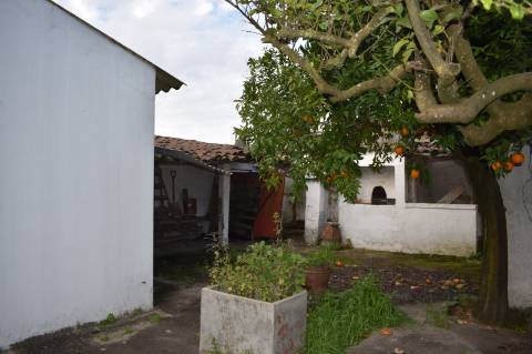 Moradia rés-do-chão T2, com quintal para recuperar.