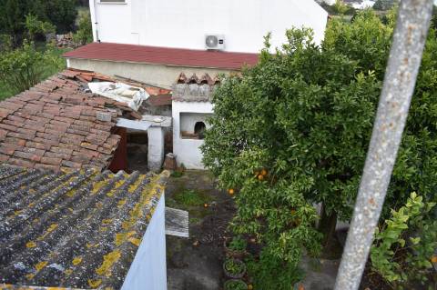 Moradia rés-do-chão T2, com quintal para recuperar.