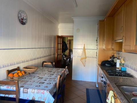 Apartamento T3, com duas arrecadações em localização de excelência