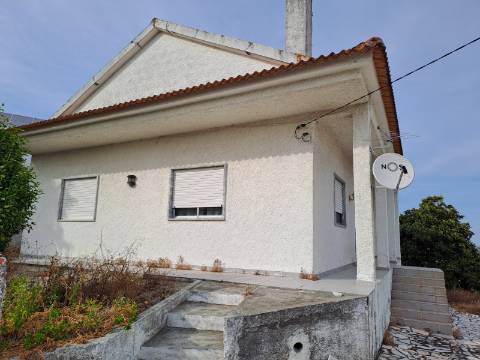 Casa T2 com aproveitamento de sótão, tertúlia e terreno