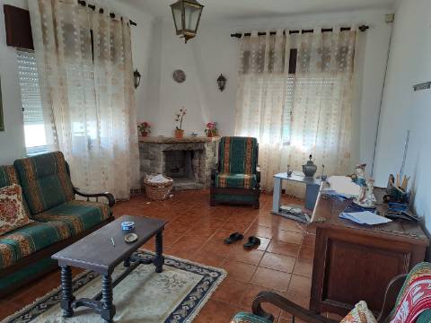 Casa T2 com aproveitamento de sótão, tertúlia e terreno