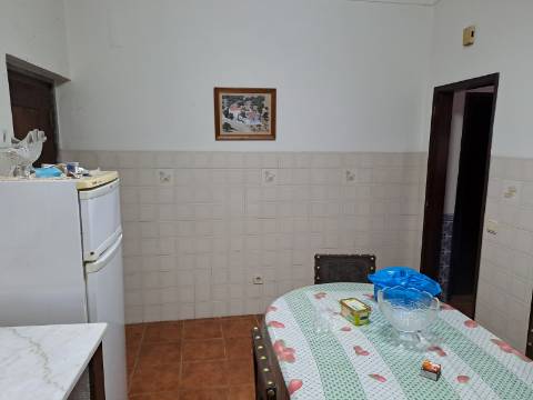 Casa T2 com aproveitamento de sótão, tertúlia e terreno
