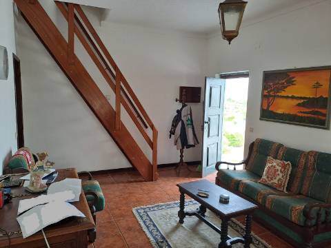 Casa T2 com aproveitamento de sótão, tertúlia e terreno