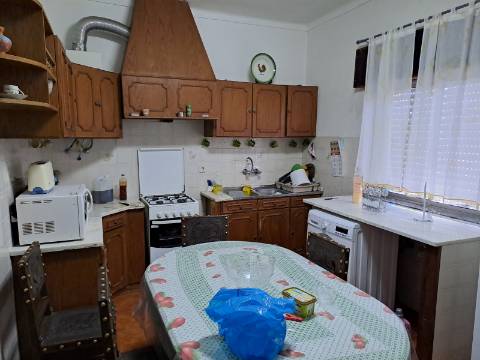 Casa T2 com aproveitamento de sótão, tertúlia e terreno