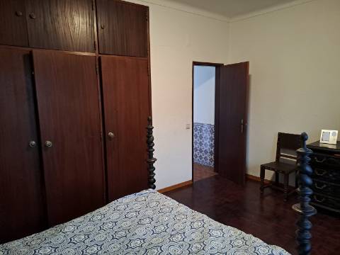 Casa T2 com aproveitamento de sótão, tertúlia e terreno