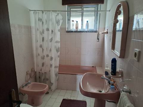 Casa T2 com aproveitamento de sótão, tertúlia e terreno