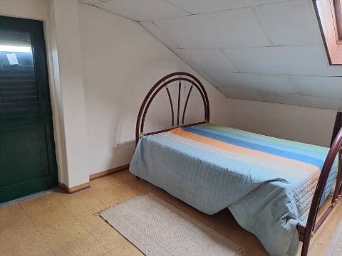 Casa T2 com aproveitamento de sótão, tertúlia e terreno