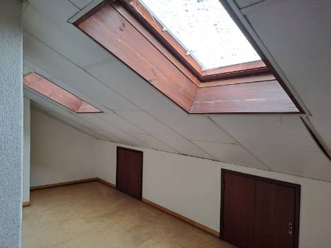 Casa T2 com aproveitamento de sótão, tertúlia e terreno