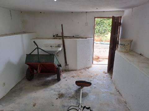 Casa T2 com aproveitamento de sótão, tertúlia e terreno