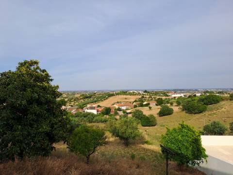 Casa T2 com aproveitamento de sótão, tertúlia e terreno