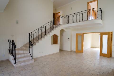 Moradia T4 - 5 assoalhadas com garagem para 2 carros