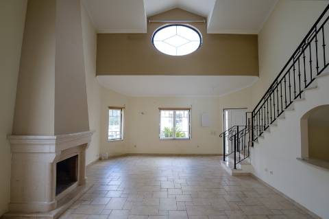 Moradia T4 - 5 assoalhadas com garagem para 2 carros