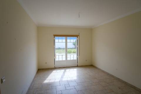 Moradia T4 - 5 assoalhadas com garagem para 2 carros