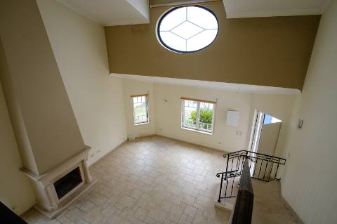 Moradia T4 - 5 assoalhadas com garagem para 2 carros