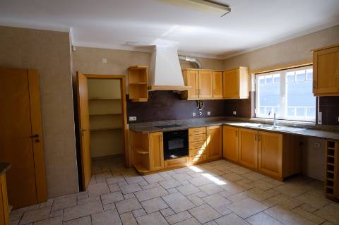 Moradia T4 - 5 assoalhadas com garagem para 2 carros