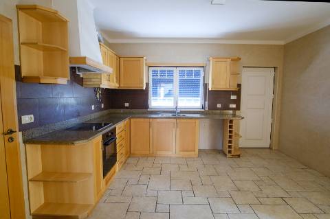 Moradia T4 - 5 assoalhadas com garagem para 2 carros